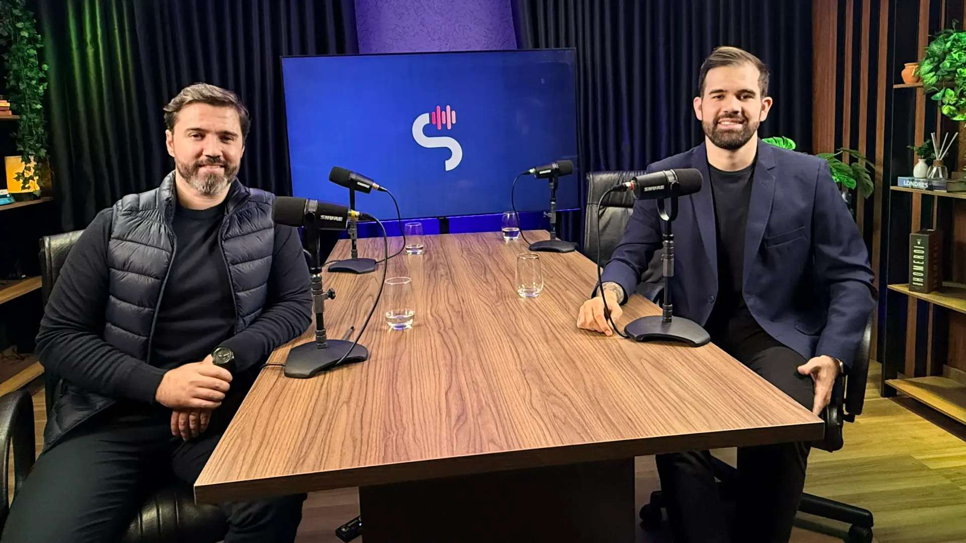 Gravação do SalusCast, podcast B2B da Salus Health Marketing