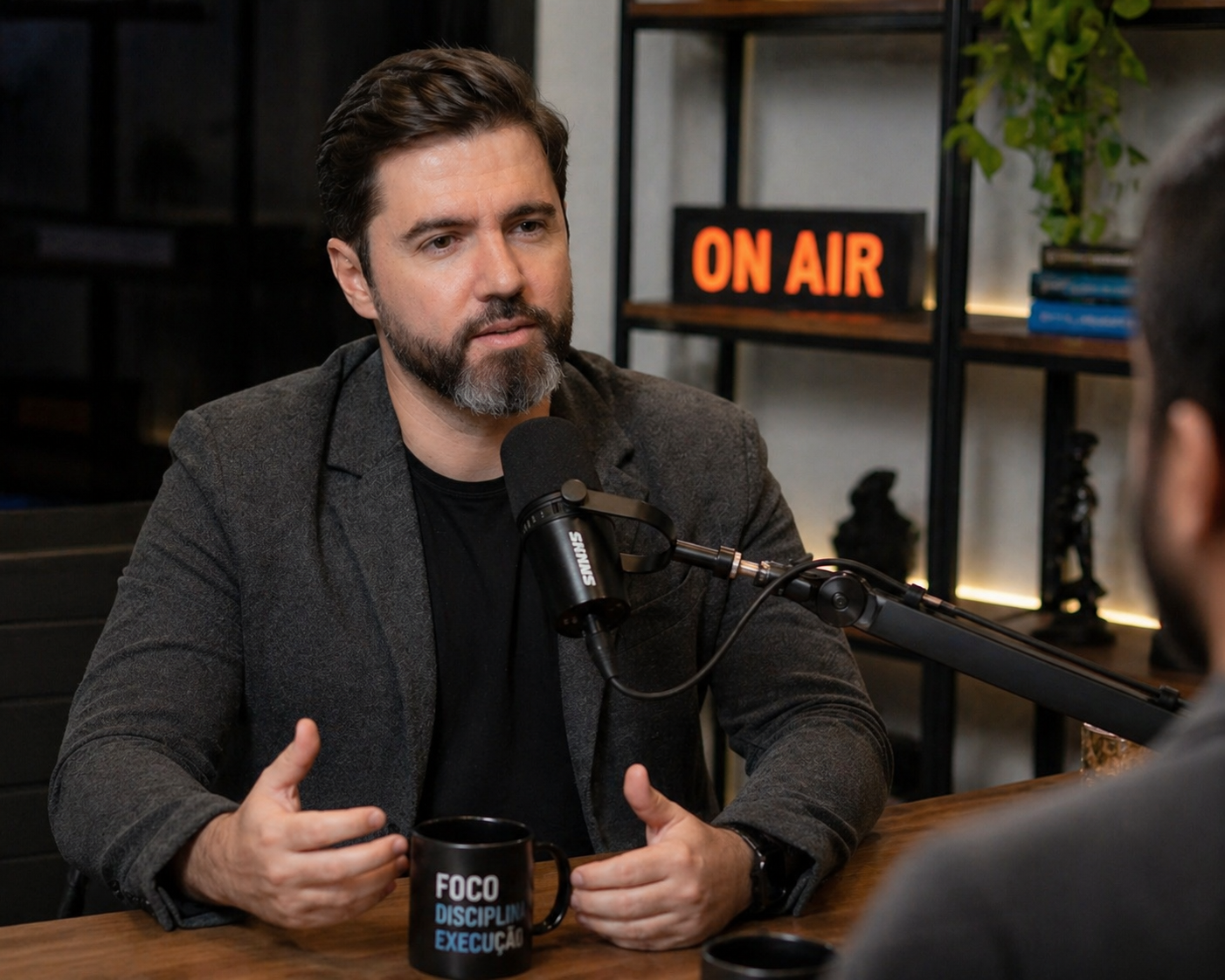 Rafael Martins, fundador da Salus Health Marketing, durante gravação de podcast sobre marketing B2B da saúde.