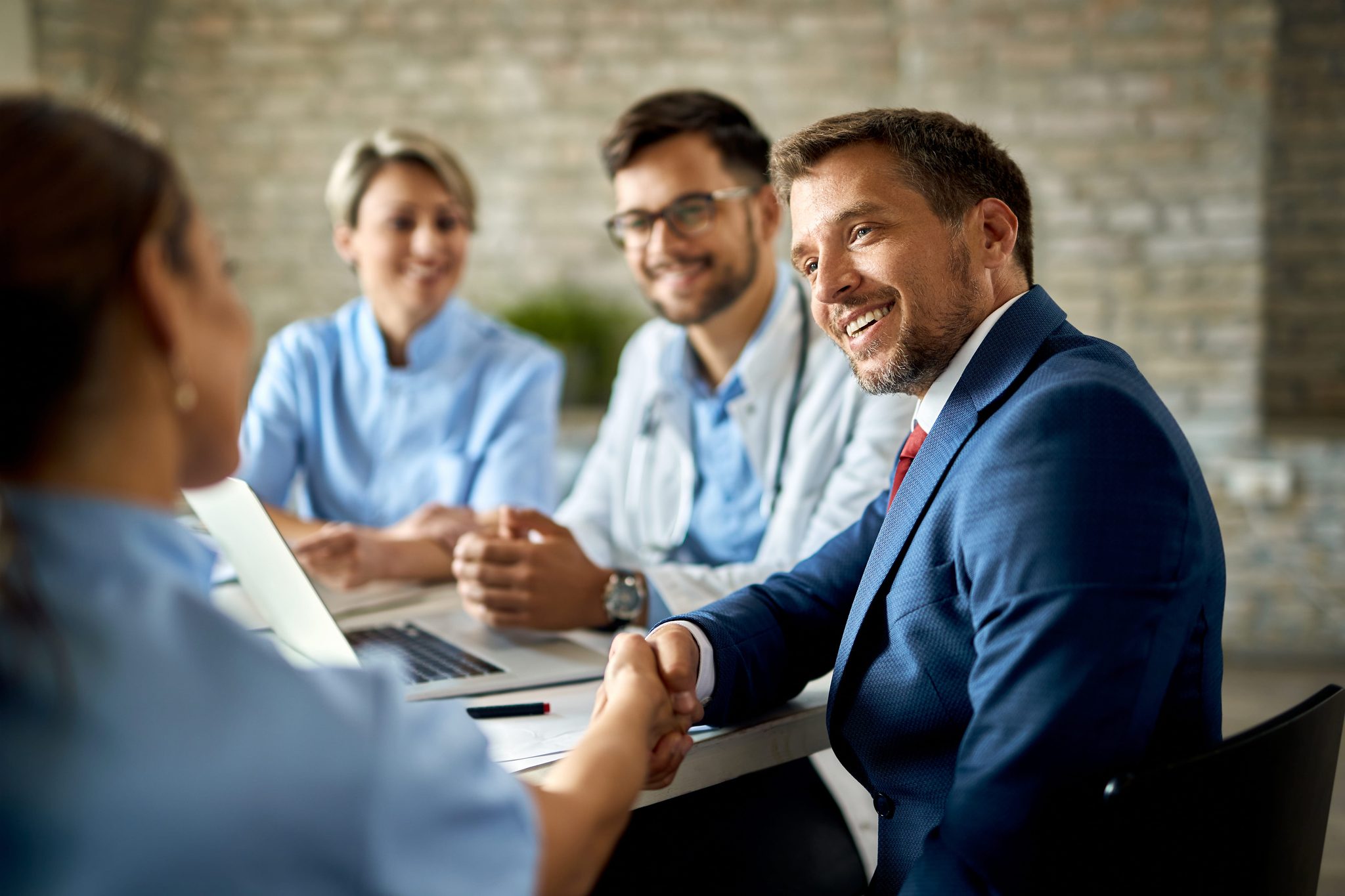 Card da Salus Health Marketing sobre como funciona o marketing B2B na saúde e por que vender para hospitais e operadoras exige estratégia própria.